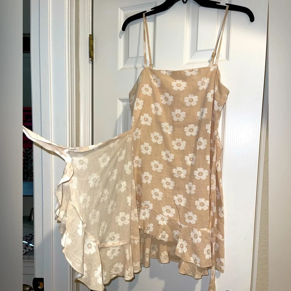 Tan light cotton flower wrap dress with zipper Size 6 by Polly - Picture 6 of 7